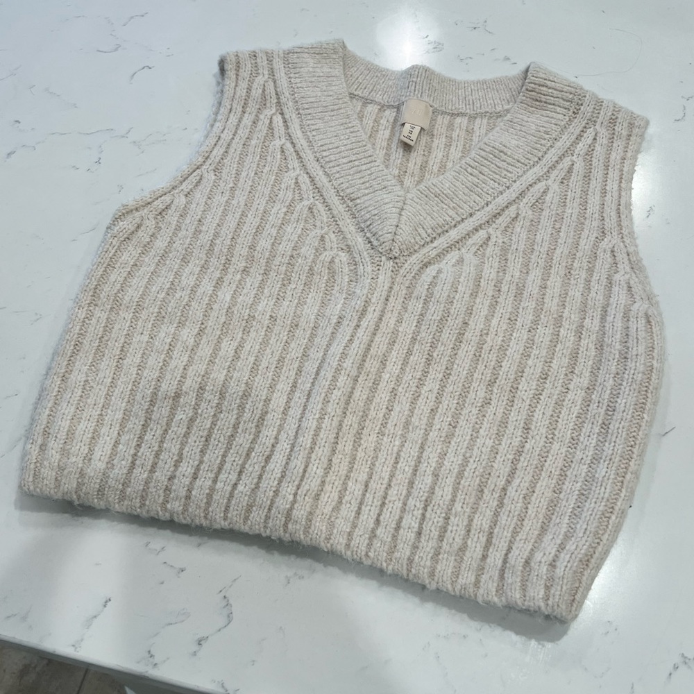 H&M sleeveless knit vest gilet